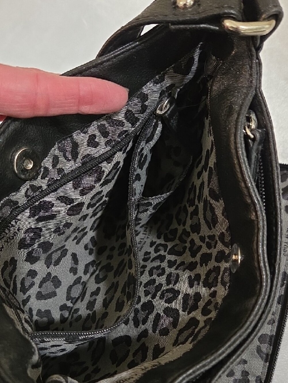 Perlina Black Leather Shoulder Bag - Picture 6 of 8